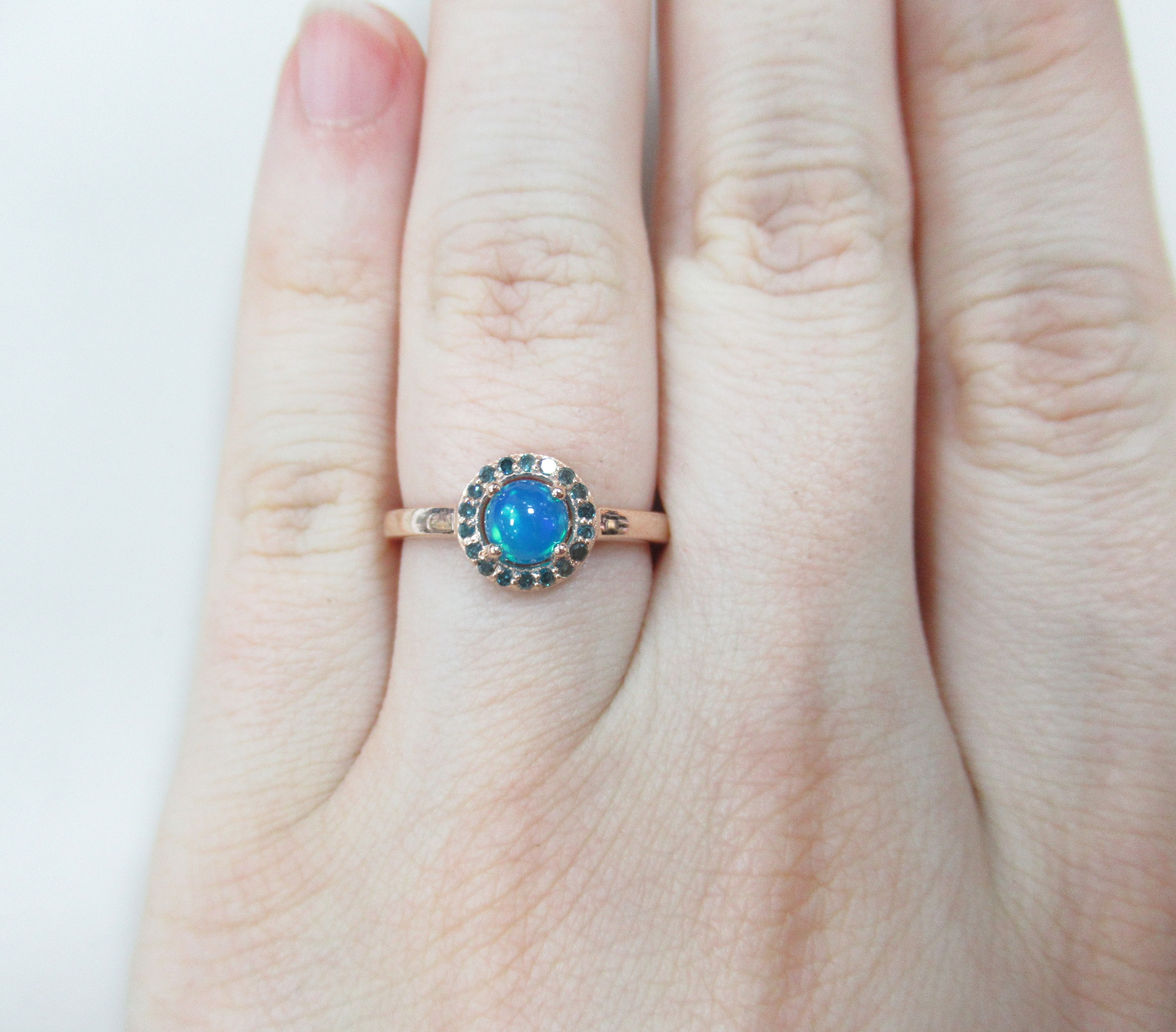 Серебряное кольцо с голубым опалом и бриллиантами